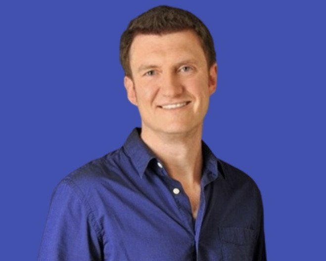 Man in blauwe shirt, onduidelijk gezicht